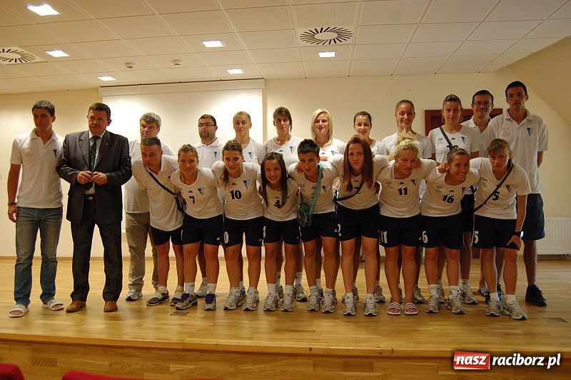 Zdjęcie w galerii na portalu naszraciborz.pl: Raciborski zamek urzekł serbskie piłkarki wiadomości z regionu