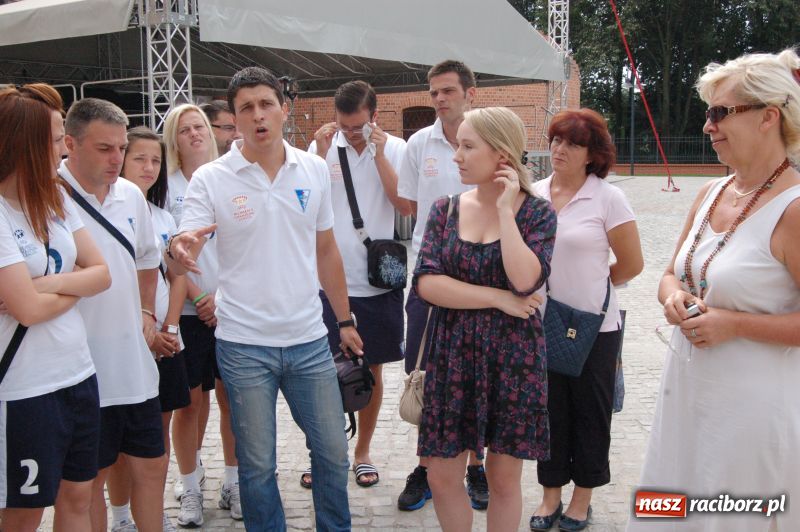 Zdjęcie w galerii na portalu naszraciborz.pl: Raciborski zamek urzekł serbskie piłkarki wiadomości z regionu