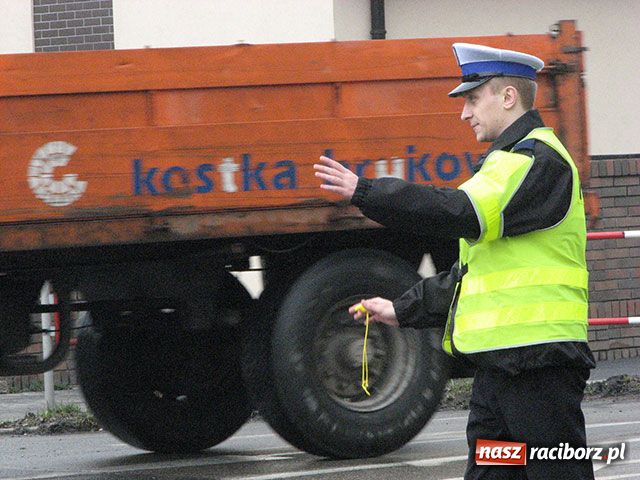Zdjęcie w galerii na portalu naszraciborz.pl: Plama oleju na zakręcie horrorów wiadomości z regionu