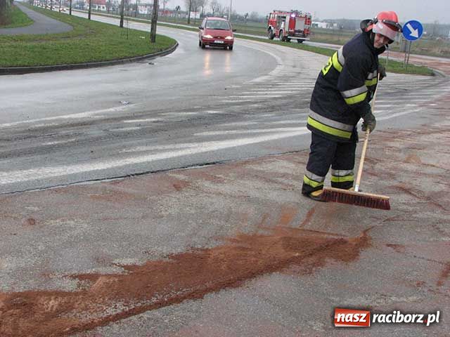 Zdjęcie w galerii na portalu naszraciborz.pl: Plama oleju na zakręcie horrorów wiadomości z regionu