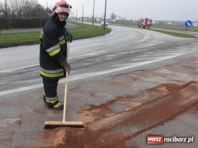 Zdjęcie w galerii na portalu naszraciborz.pl: Plama oleju na zakręcie horrorów wiadomości z regionu