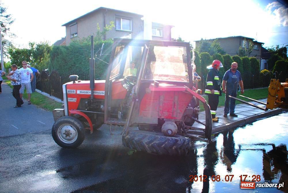 Zdjęcie w galerii na portalu naszraciborz.pl: W Roszkowie ciągnik zderzył się z vw polo wiadomości z regionu
