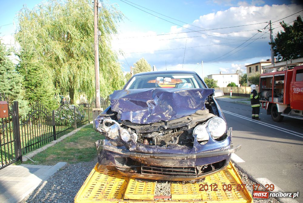 Zdjęcie w galerii na portalu naszraciborz.pl: W Roszkowie ciągnik zderzył się z vw polo wiadomości z regionu
