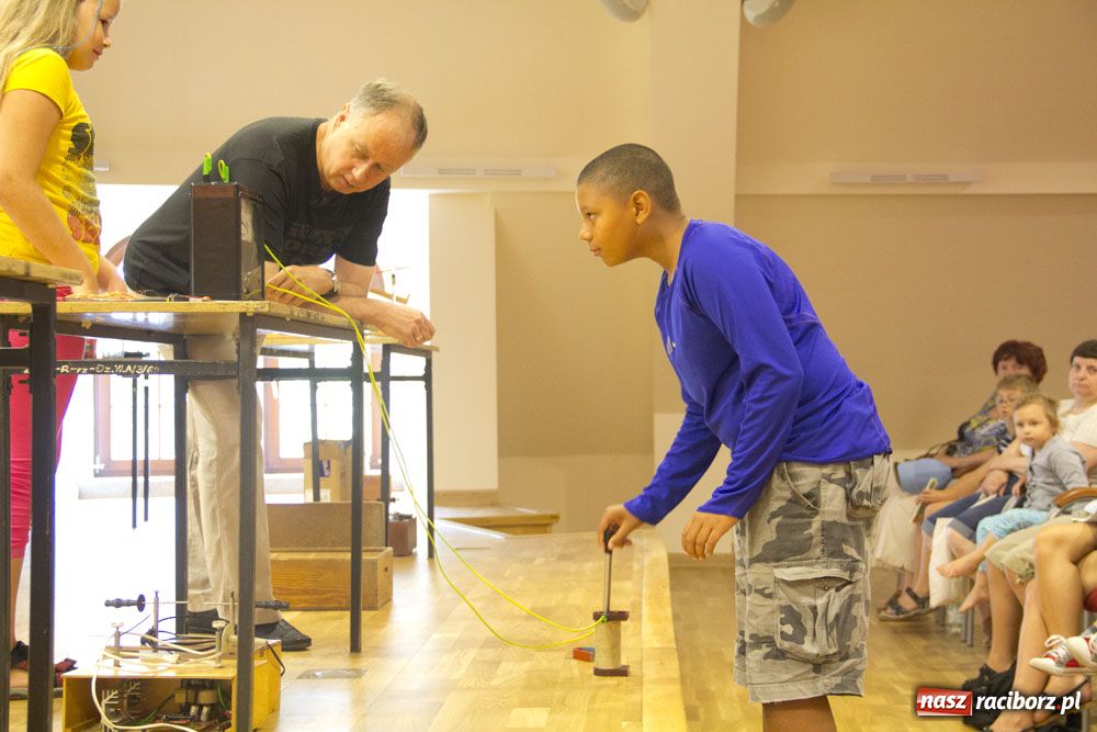 Zdjęcie w galerii na portalu naszraciborz.pl: Doświadczenia z prądem na zamku wiadomości z regionu