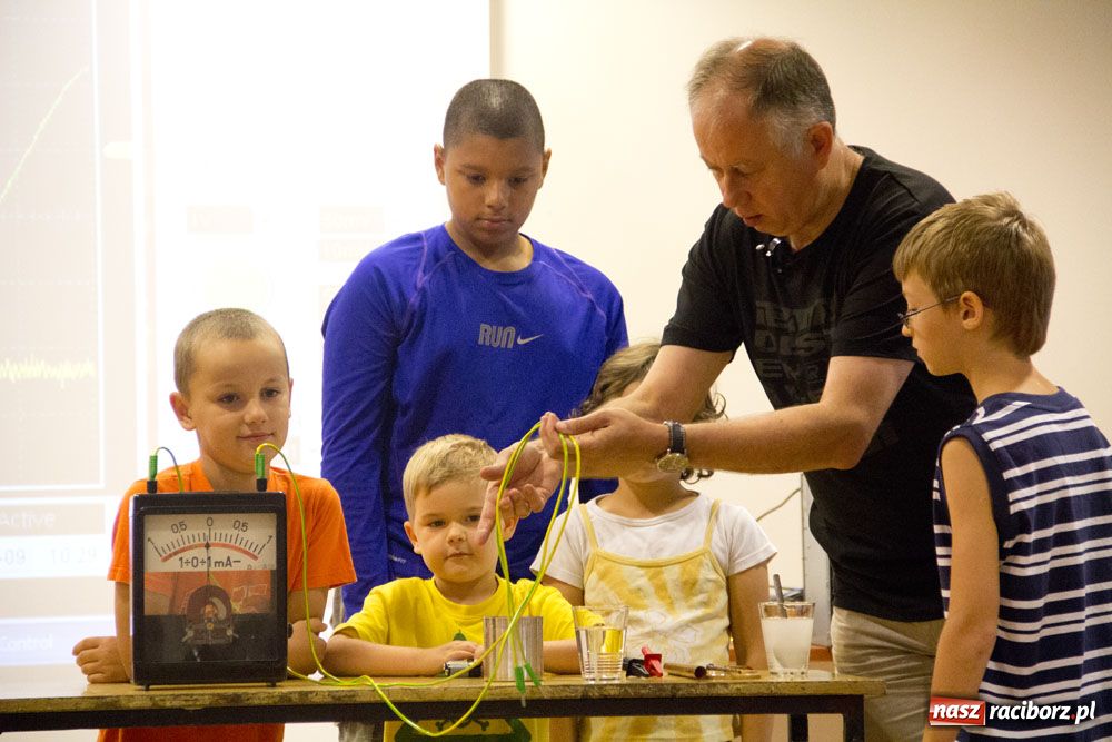 Zdjęcie w galerii na portalu naszraciborz.pl: Doświadczenia z prądem na zamku wiadomości z regionu
