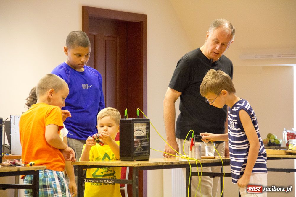 Zdjęcie w galerii na portalu naszraciborz.pl: Doświadczenia z prądem na zamku wiadomości z regionu