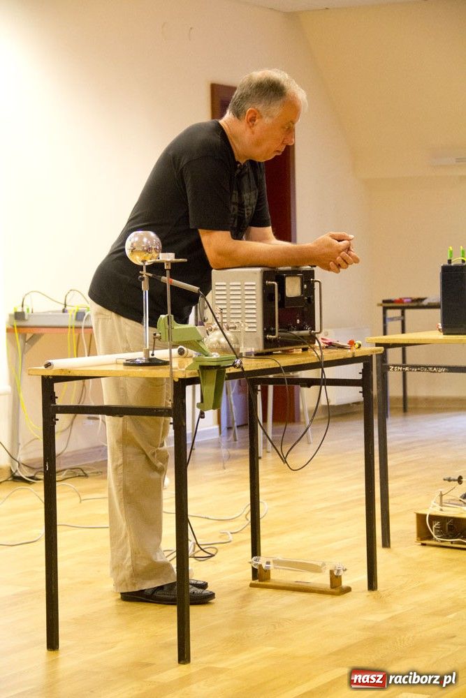 Zdjęcie w galerii na portalu naszraciborz.pl: Doświadczenia z prądem na zamku wiadomości z regionu