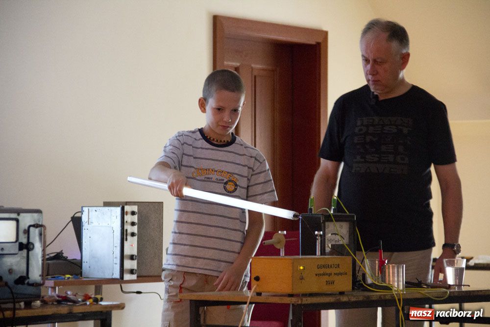 Zdjęcie w galerii na portalu naszraciborz.pl: Doświadczenia z prądem na zamku wiadomości z regionu