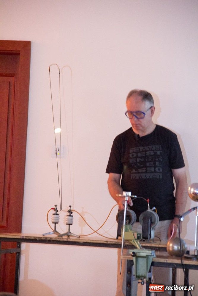 Zdjęcie w galerii na portalu naszraciborz.pl: Doświadczenia z prądem na zamku wiadomości z regionu