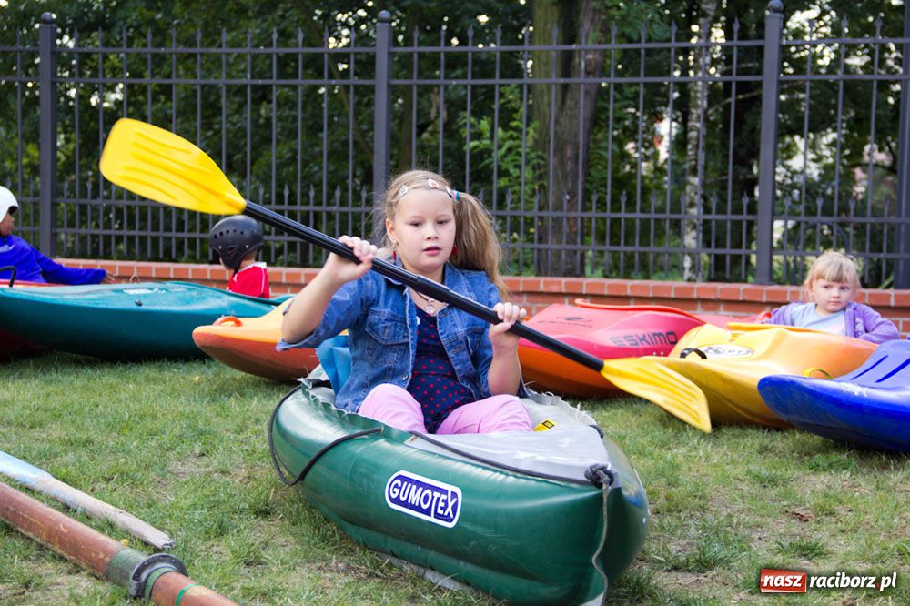 Zdjęcie w galerii na portalu naszraciborz.pl: Zamkowe Zuchy: dzień wioślarza wiadomości z regionu
