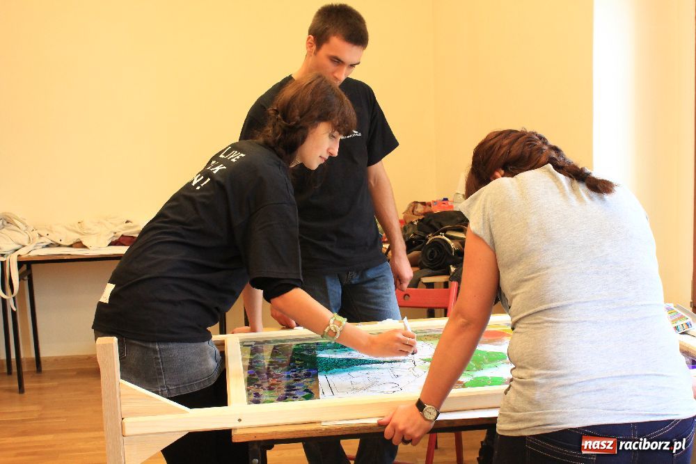 Zdjęcie w galerii na portalu naszraciborz.pl: Na zamku tworzyli szklane mozaiki wiadomości z regionu