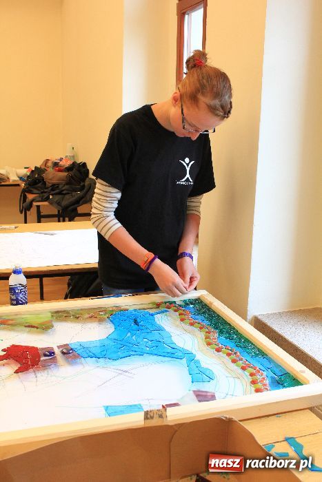 Zdjęcie w galerii na portalu naszraciborz.pl: Na zamku tworzyli szklane mozaiki wiadomości z regionu