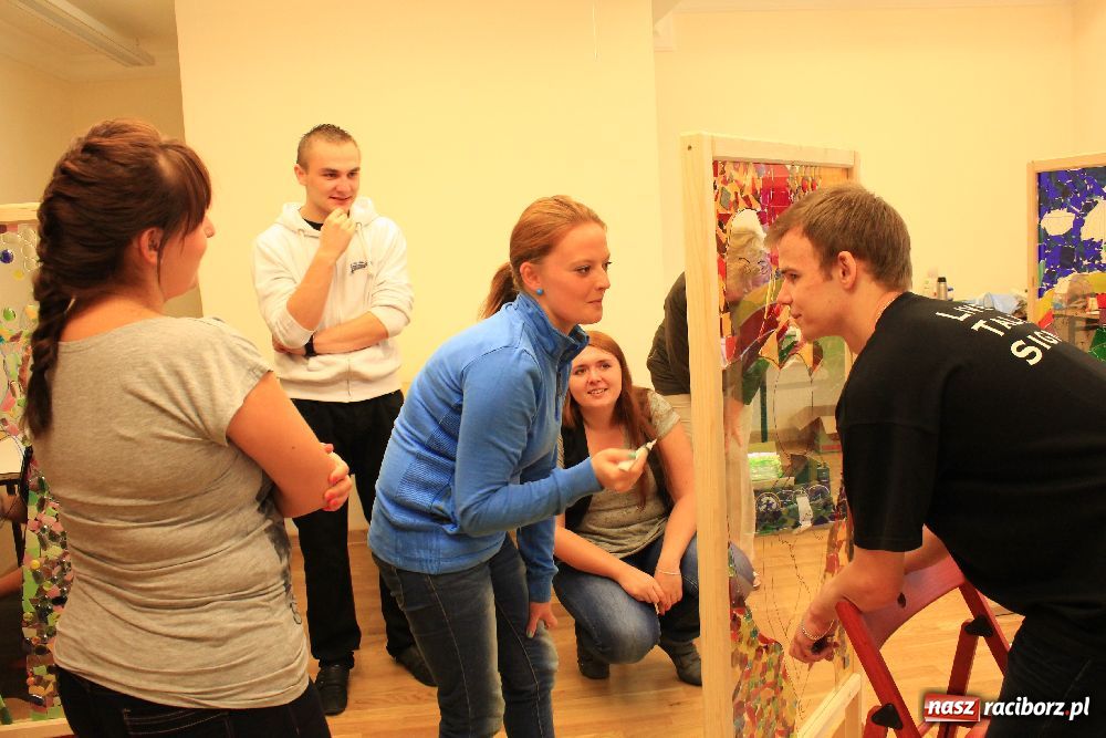 Zdjęcie w galerii na portalu naszraciborz.pl: Na zamku tworzyli szklane mozaiki wiadomości z regionu