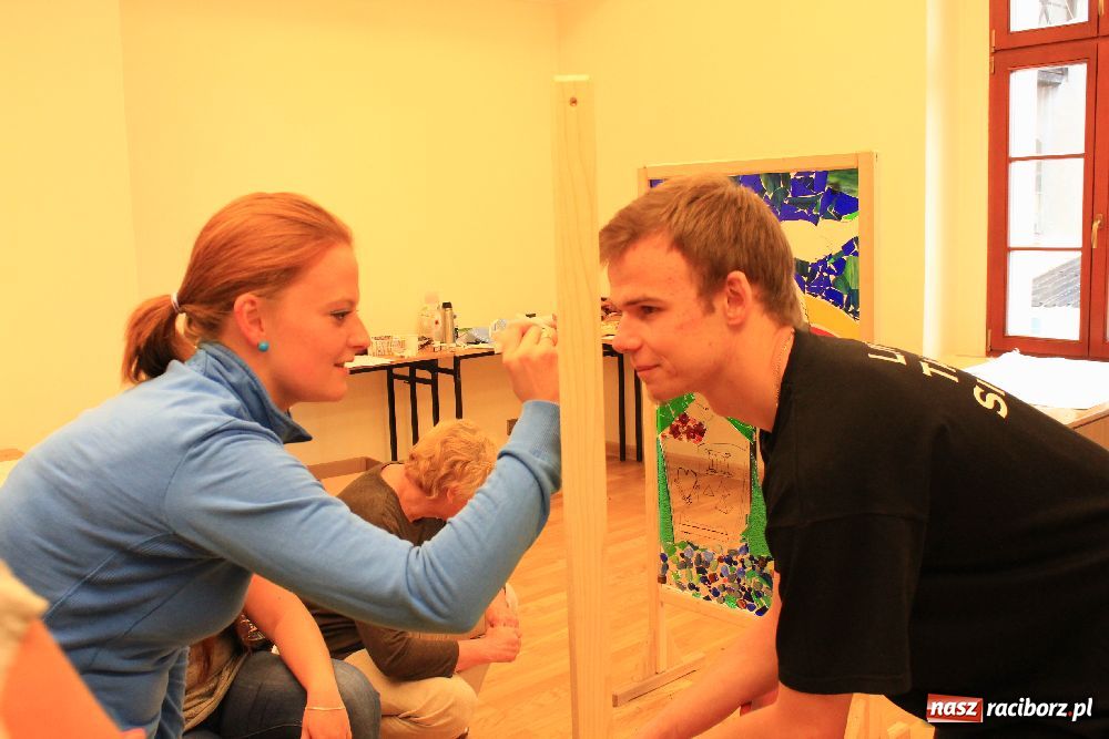 Zdjęcie w galerii na portalu naszraciborz.pl: Na zamku tworzyli szklane mozaiki wiadomości z regionu