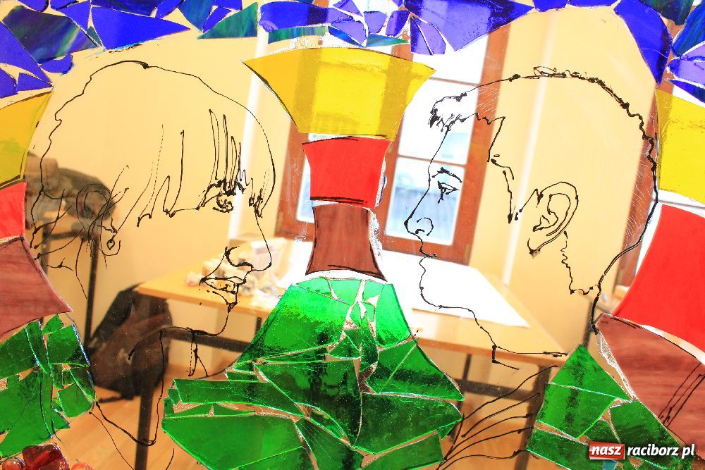 Zdjęcie w galerii na portalu naszraciborz.pl: Na zamku tworzyli szklane mozaiki wiadomości z regionu