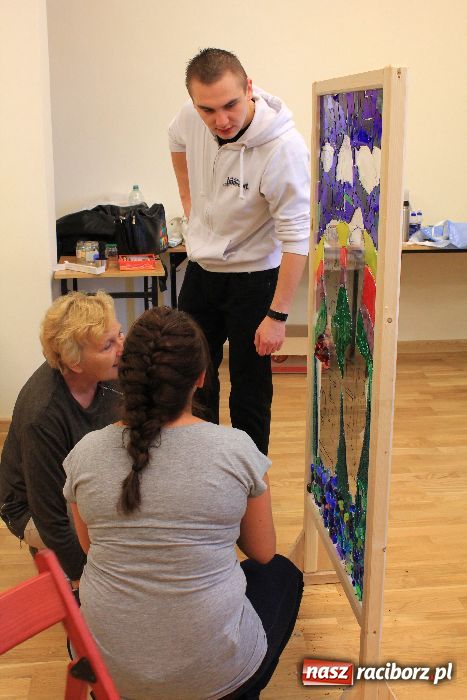 Zdjęcie w galerii na portalu naszraciborz.pl: Na zamku tworzyli szklane mozaiki wiadomości z regionu