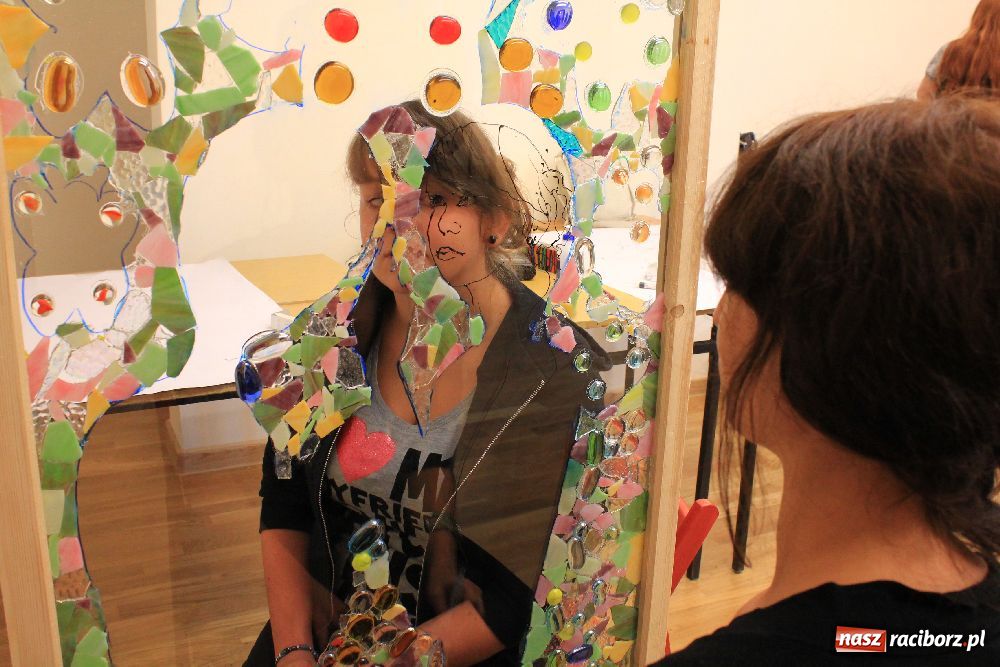 Zdjęcie w galerii na portalu naszraciborz.pl: Na zamku tworzyli szklane mozaiki wiadomości z regionu