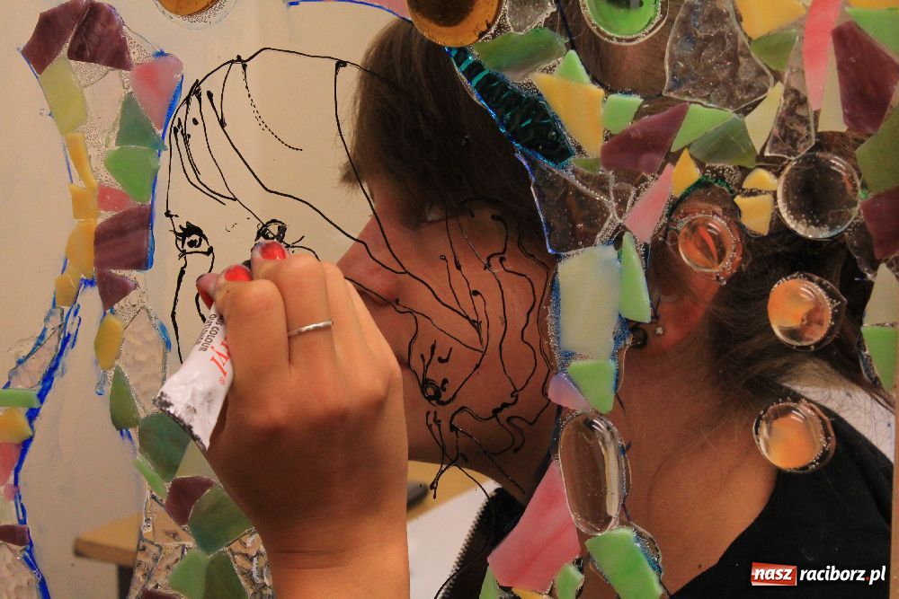 Zdjęcie w galerii na portalu naszraciborz.pl: Na zamku tworzyli szklane mozaiki wiadomości z regionu