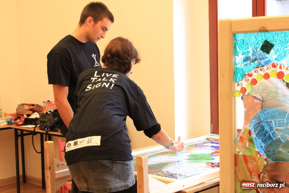 Zdjęcie w galerii na portalu naszraciborz.pl: Na zamku tworzyli szklane mozaiki wiadomości z regionu