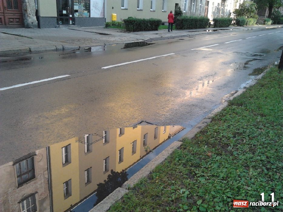 Zdjęcie w galerii na portalu naszraciborz.pl: List do redakcji: Kałuże wzdłuż Kościuszki wiadomości z regionu