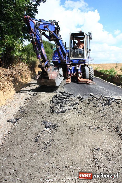 Zdjęcie w galerii na portalu naszraciborz.pl: W Pietrowicach zerwali nowy asfalt wiadomości z regionu