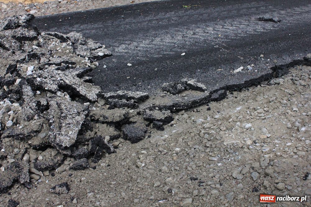 Zdjęcie w galerii na portalu naszraciborz.pl: W Pietrowicach zerwali nowy asfalt wiadomości z regionu