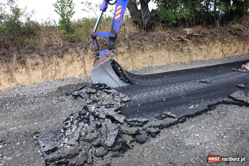 Zdjęcie w galerii na portalu naszraciborz.pl: W Pietrowicach zerwali nowy asfalt wiadomości z regionu