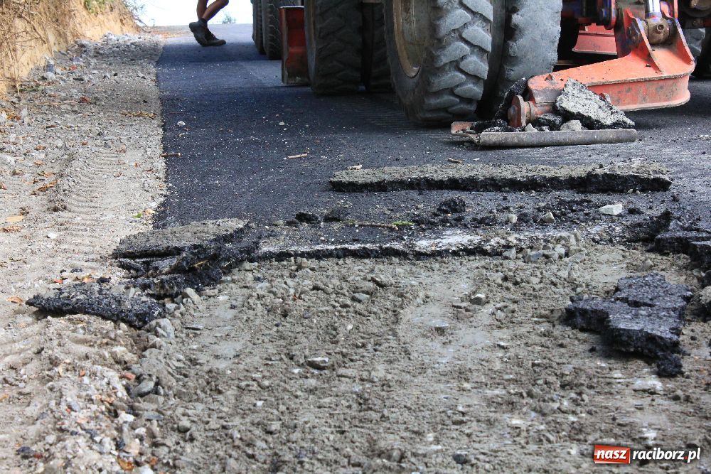Zdjęcie w galerii na portalu naszraciborz.pl: W Pietrowicach zerwali nowy asfalt wiadomości z regionu