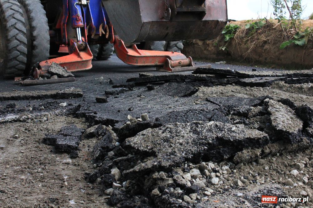 Zdjęcie w galerii na portalu naszraciborz.pl: W Pietrowicach zerwali nowy asfalt wiadomości z regionu