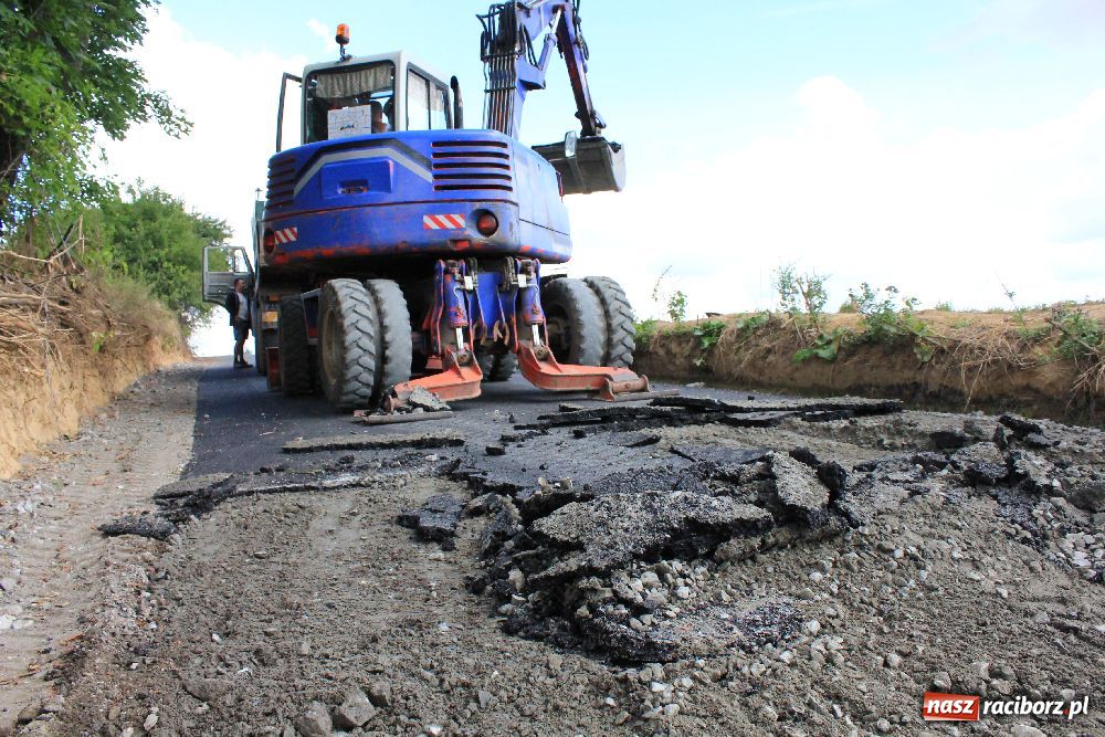 Zdjęcie w galerii na portalu naszraciborz.pl: W Pietrowicach zerwali nowy asfalt wiadomości z regionu