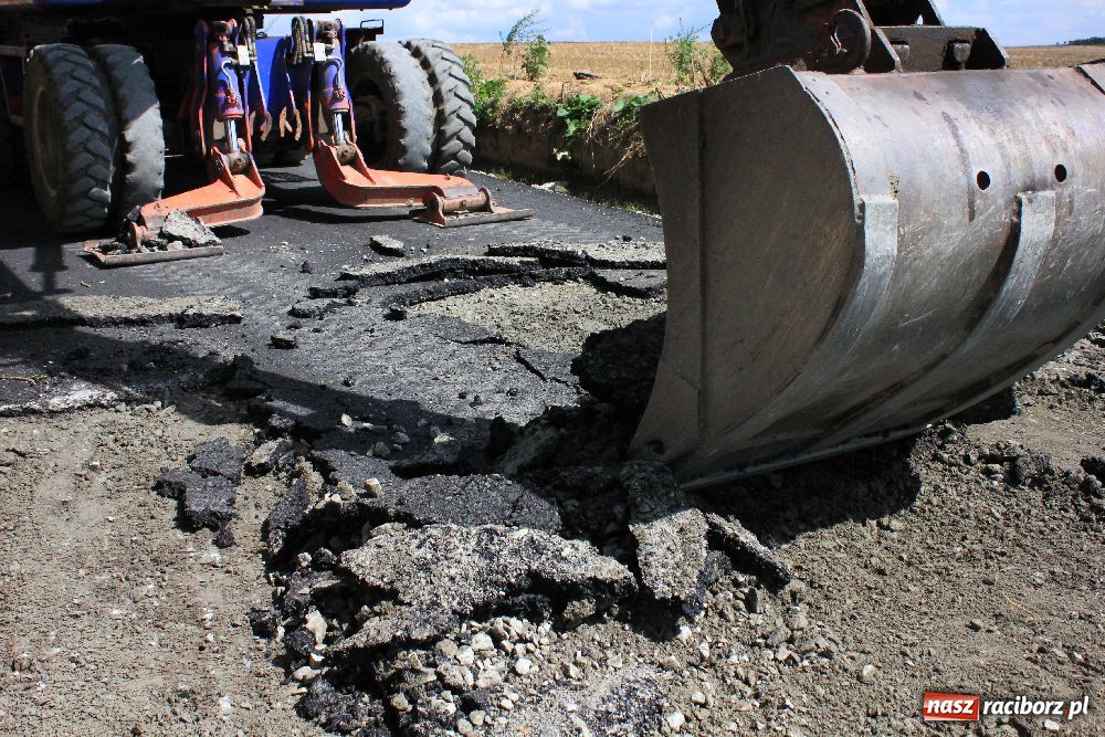 Zdjęcie w galerii na portalu naszraciborz.pl: W Pietrowicach zerwali nowy asfalt wiadomości z regionu