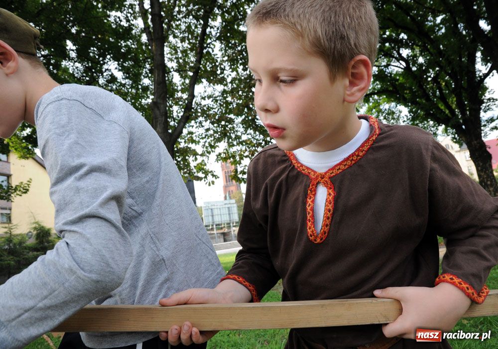 Zdjęcie w galerii na portalu naszraciborz.pl: Rozbili obóz, wystawią wartę wiadomości z regionu