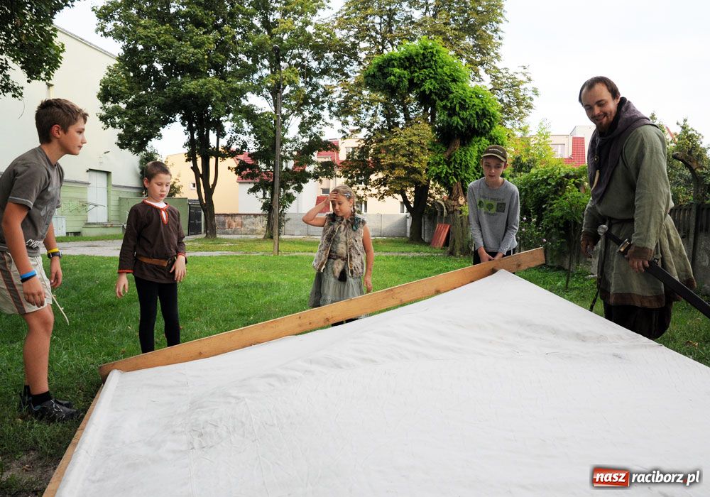 Zdjęcie w galerii na portalu naszraciborz.pl: Rozbili obóz, wystawią wartę wiadomości z regionu