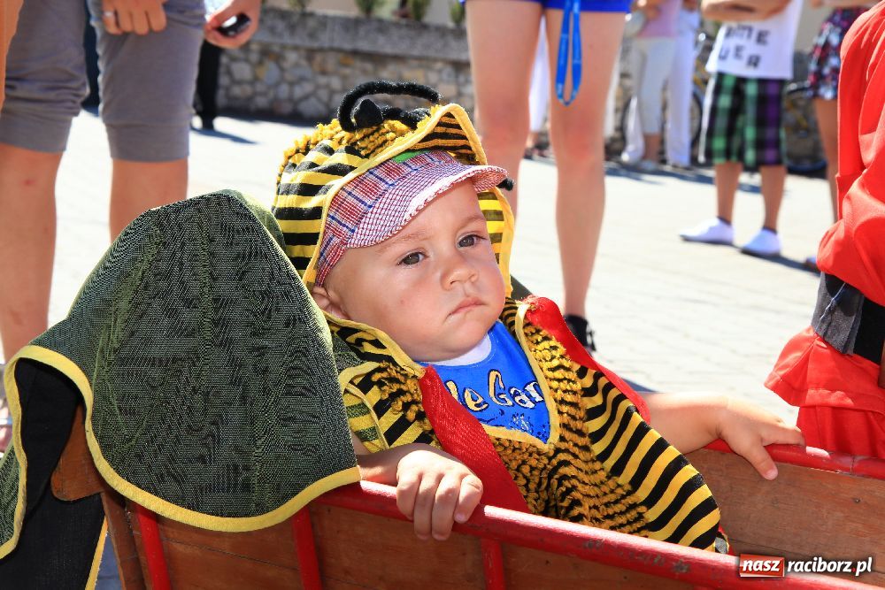 Zdjęcie w galerii na portalu naszraciborz.pl: Wesoły korowód w Roszkowie wiadomości z regionu