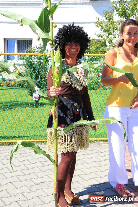 Zdjęcie w galerii na portalu naszraciborz.pl: Wesoły korowód w Roszkowie wiadomości z regionu