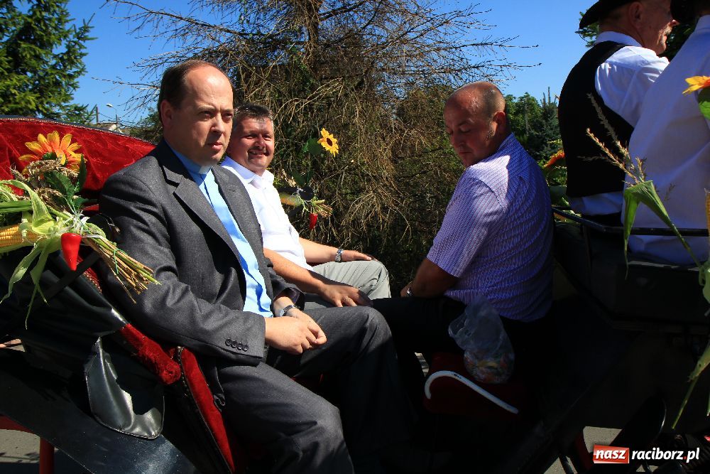 Zdjęcie w galerii na portalu naszraciborz.pl: Wesoły korowód w Roszkowie wiadomości z regionu