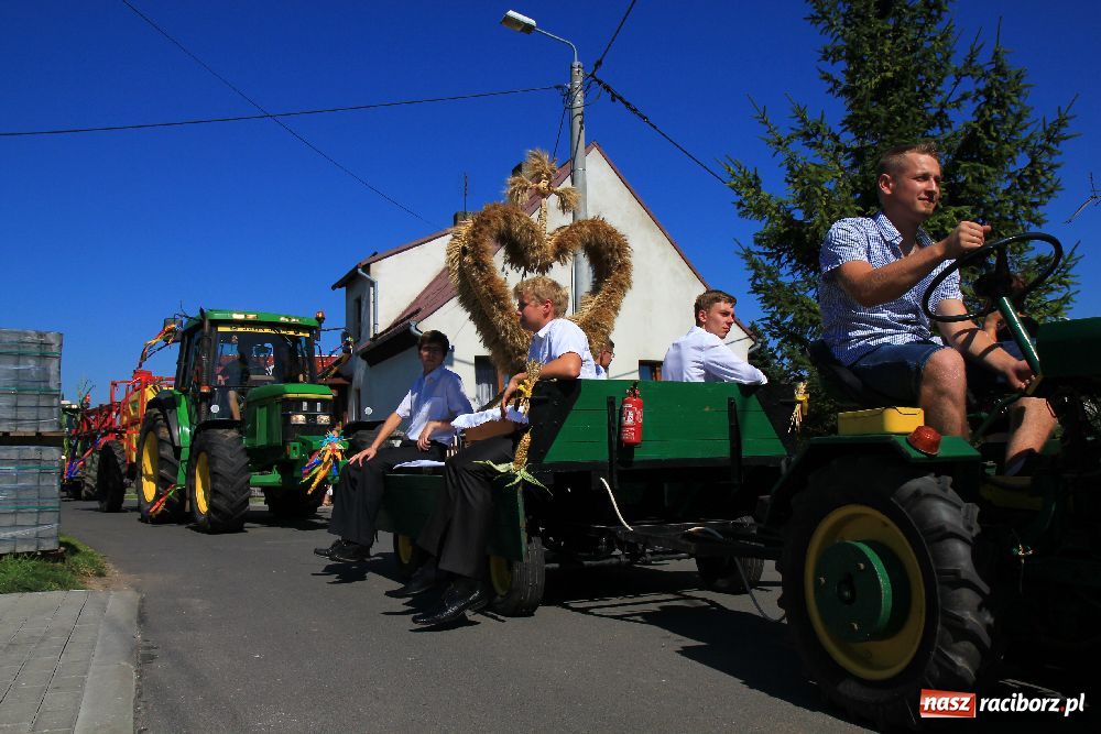 Zdjęcie w galerii na portalu naszraciborz.pl: Wesoły korowód w Roszkowie wiadomości z regionu
