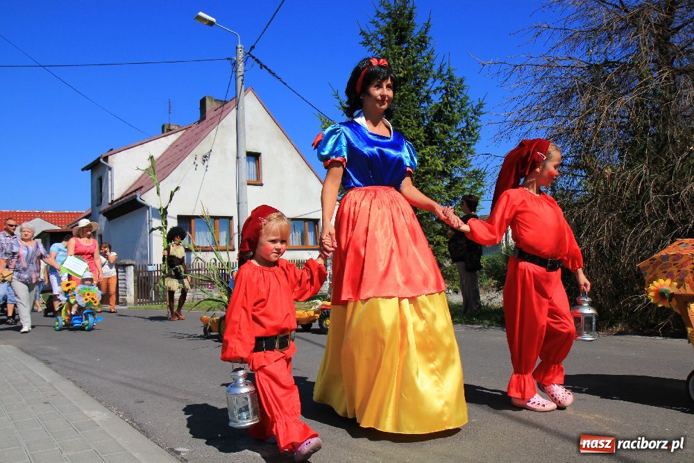 Zdjęcie w galerii na portalu naszraciborz.pl: Wesoły korowód w Roszkowie wiadomości z regionu