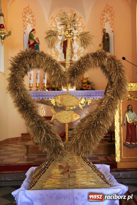 Zdjęcie w galerii na portalu naszraciborz.pl: Wesoły korowód w Roszkowie wiadomości z regionu