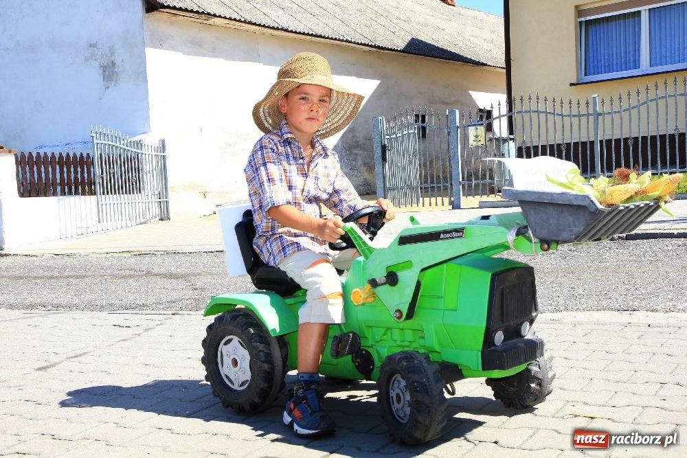Zdjęcie w galerii na portalu naszraciborz.pl: Wesoły korowód w Roszkowie wiadomości z regionu