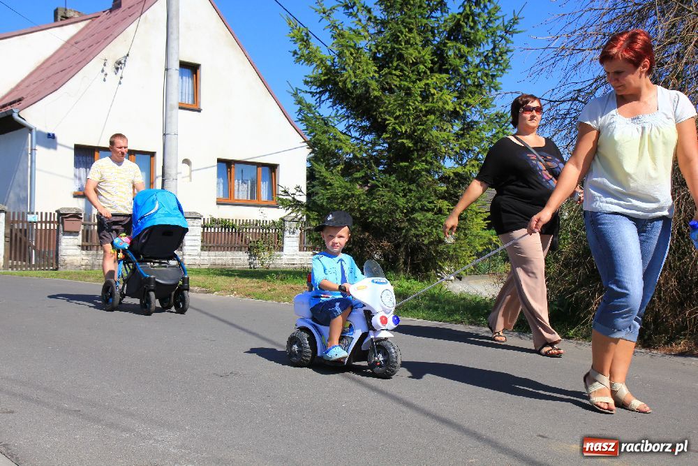 Zdjęcie w galerii na portalu naszraciborz.pl: Wesoły korowód w Roszkowie wiadomości z regionu
