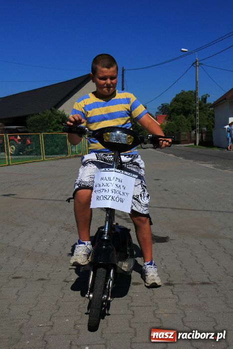 Zdjęcie w galerii na portalu naszraciborz.pl: Wesoły korowód w Roszkowie wiadomości z regionu