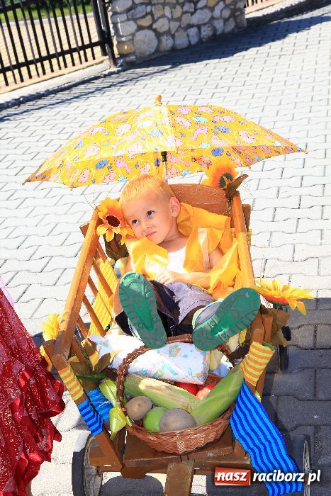 Zdjęcie w galerii na portalu naszraciborz.pl: Wesoły korowód w Roszkowie wiadomości z regionu