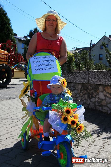 Zdjęcie w galerii na portalu naszraciborz.pl: Wesoły korowód w Roszkowie wiadomości z regionu