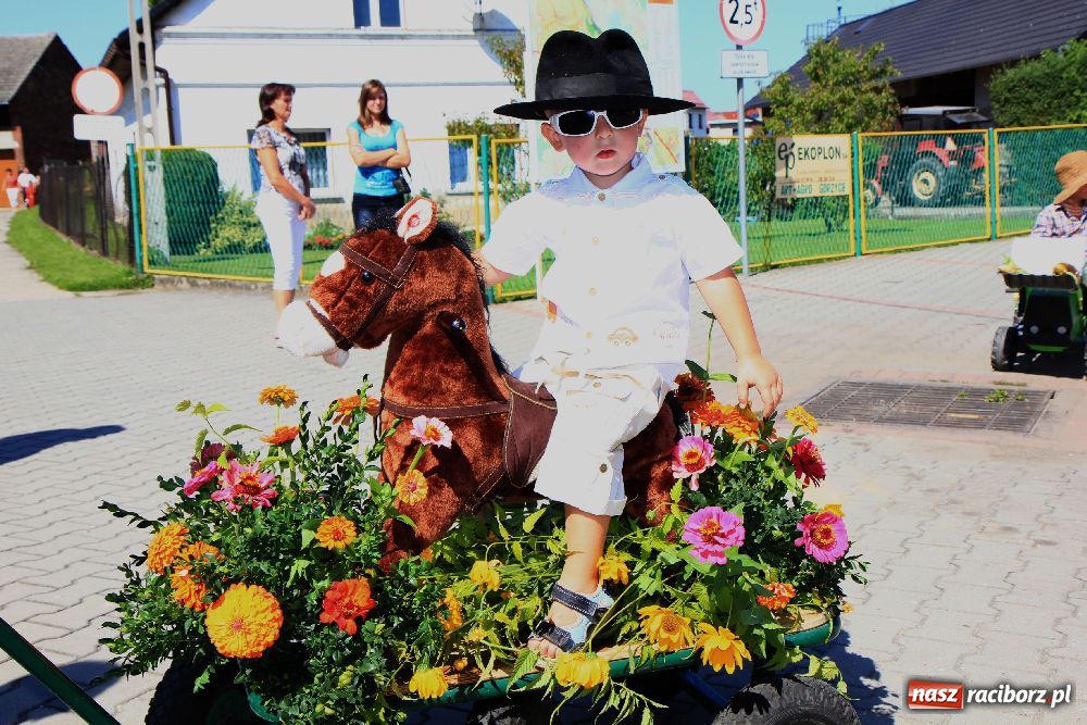 Zdjęcie w galerii na portalu naszraciborz.pl: Wesoły korowód w Roszkowie wiadomości z regionu