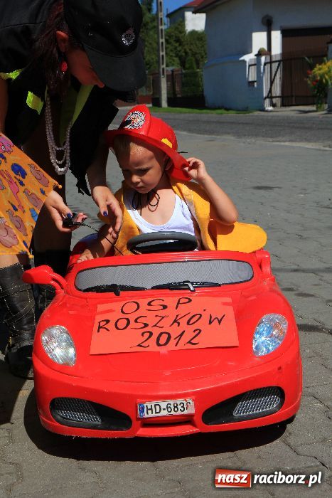 Zdjęcie w galerii na portalu naszraciborz.pl: Wesoły korowód w Roszkowie wiadomości z regionu