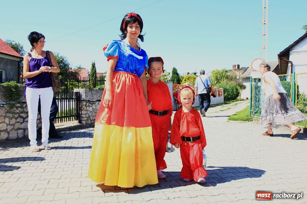 Zdjęcie w galerii na portalu naszraciborz.pl: Wesoły korowód w Roszkowie wiadomości z regionu