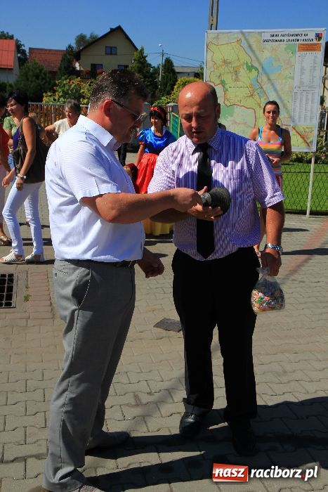 Zdjęcie w galerii na portalu naszraciborz.pl: Wesoły korowód w Roszkowie wiadomości z regionu