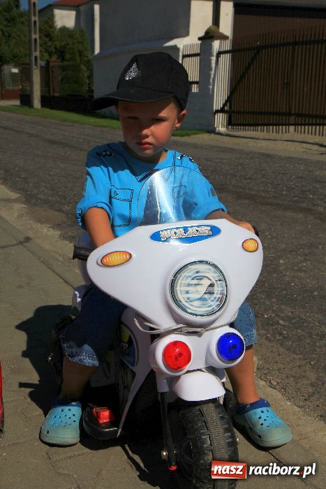 Zdjęcie w galerii na portalu naszraciborz.pl: Wesoły korowód w Roszkowie wiadomości z regionu