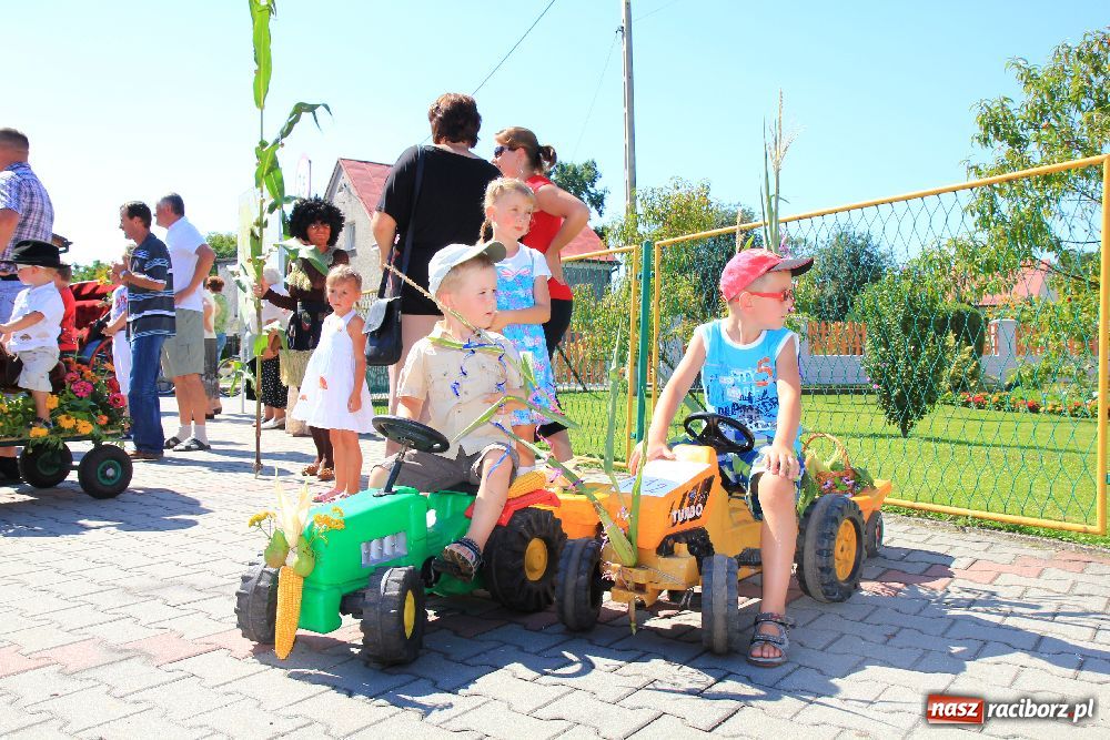 Zdjęcie w galerii na portalu naszraciborz.pl: Wesoły korowód w Roszkowie wiadomości z regionu